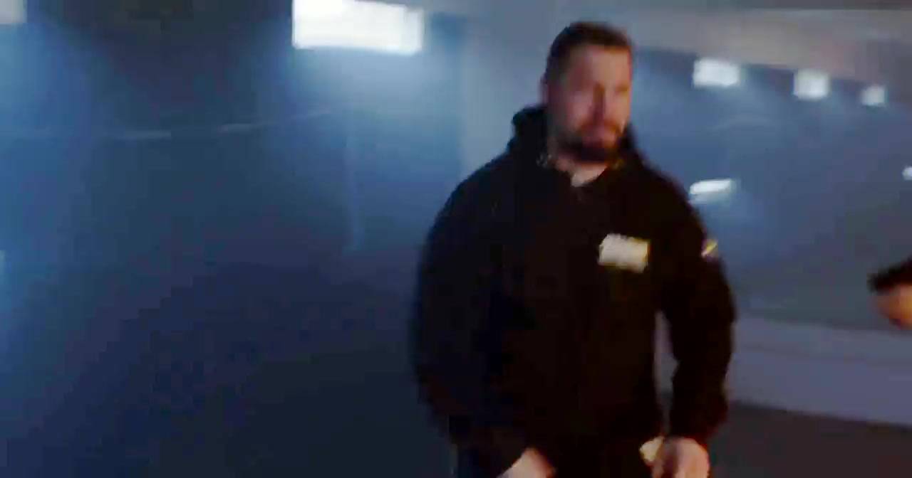 Två medlemmar i Göteborgs Krav Maga Klubb tränar självförsvar i klubblokalen i Västra Frölunda.