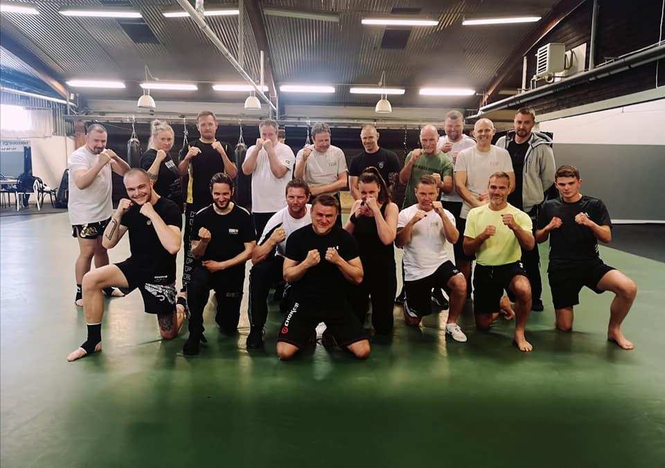 Medlemmar i Göteborgs Krav Maga Klubb i garde efter ett pass i klubblokalen.