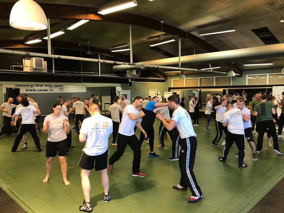 Parövningar på ett vuxenpass hos Göteborgs Krav Maga Klubb.